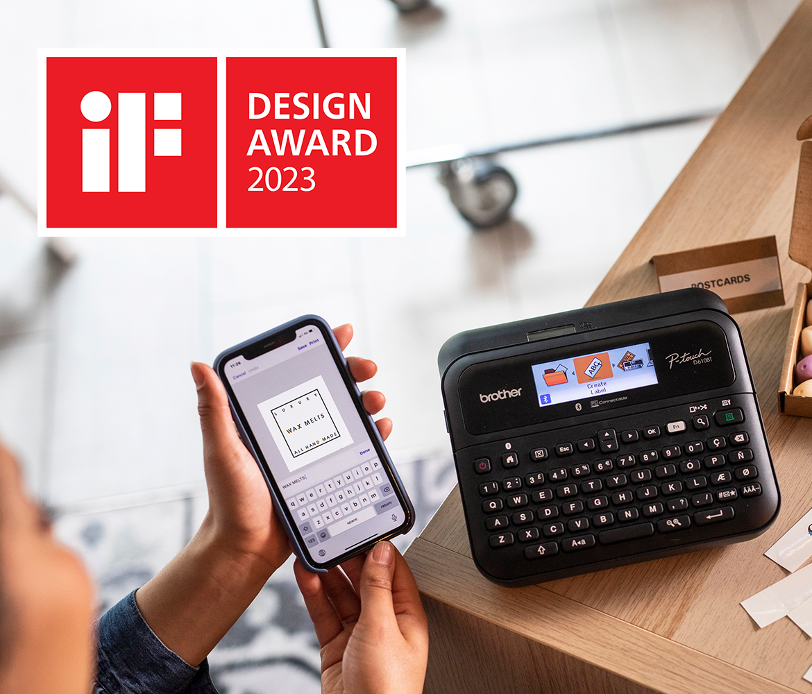 „iF Design Award 2023“ logotipas šalia mobiliojo telefono ir „Brother P-touch“ etikečių spausdintuvo
