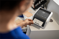 Seselė spausdina paciento etiketę Brother TD-4420DN staliniu etikečių spausdintuvu